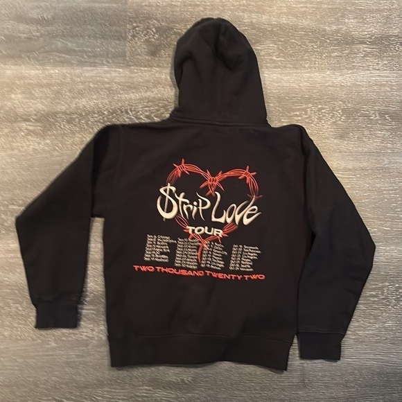 Karol G - Strip love tour hoodie - Picture 3 of 3